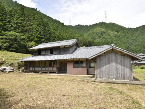 兵庫県神河町 ひな壇地に建つ、広々としたお庭付きの日本家屋物件♪